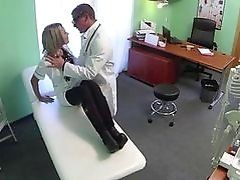 Горячая белокурая медсестра скачет на члене врачей