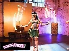 Горячая танцовщица огня Jewelz Blu соблазняет бармена с большим членом