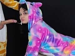 Молодая девушка в костюме сосет большой член на камеру